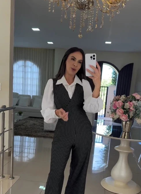 Macacão Executiva Chic  Alfaiataria Risca de Giz com Camisa Branca