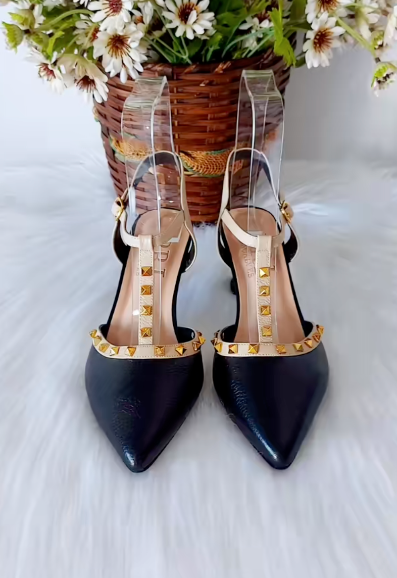 Scarpin Couro Salto Baixo Tachas