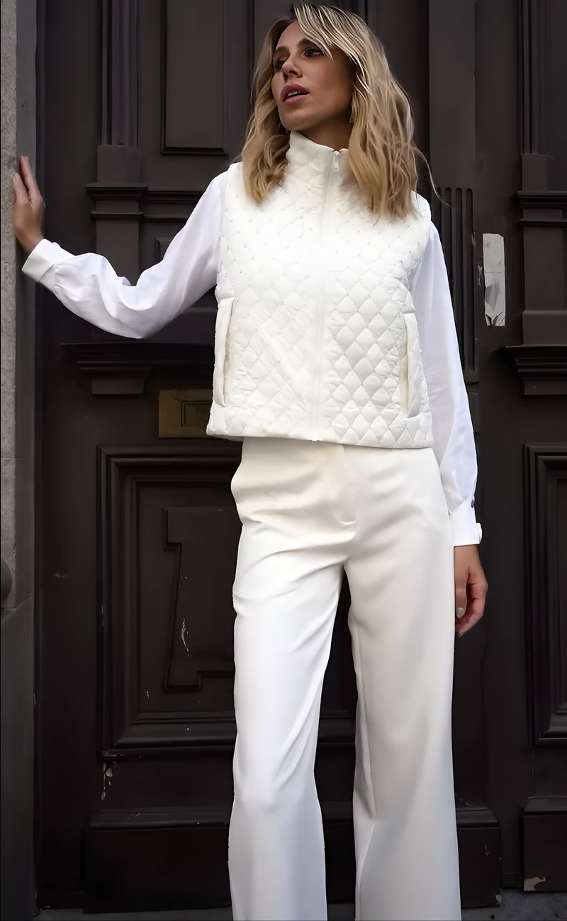 Colete Matelassê Off-White com Detalhes Delicados