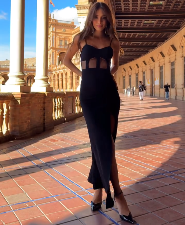 Vestido Longo Preto com Transparência e Fenda