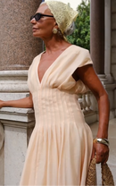 Vestido Bege Minimalista com Decote V e Saia Fluida