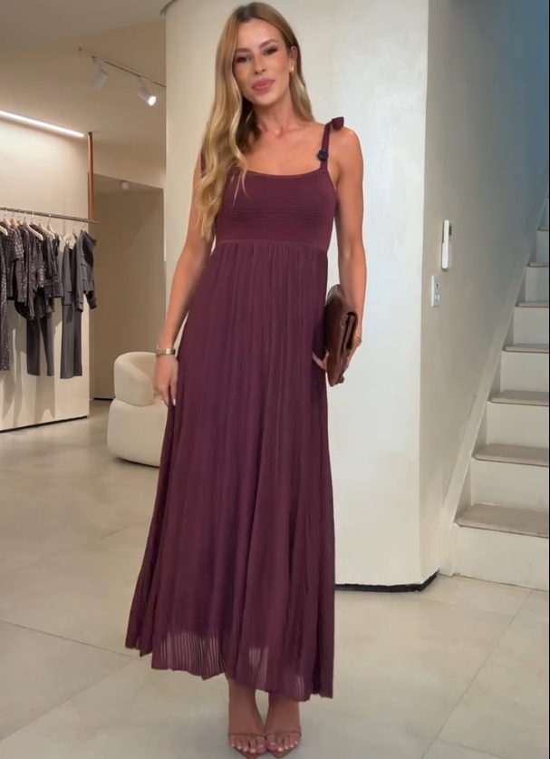 Vestido Longo Plissado em Tom Vinho