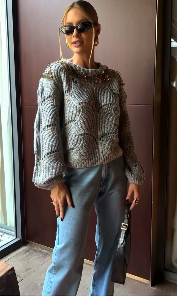 Suéter Tricot Cinza com Bordado de Paetês