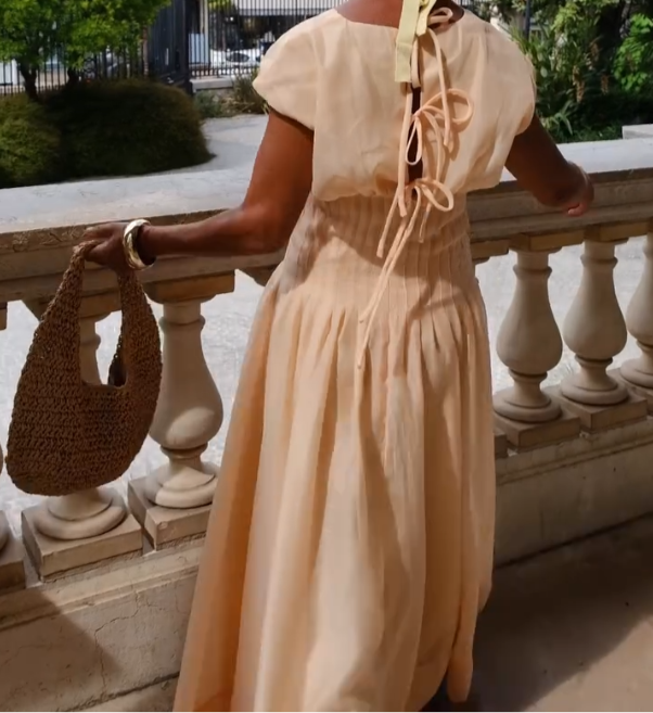 Vestido Bege Minimalista com Decote V e Saia Fluida