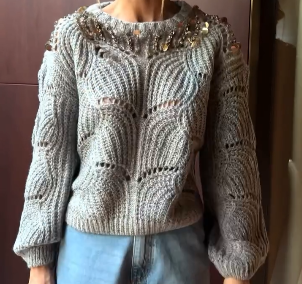 Suéter Tricot Cinza com Bordado de Paetês