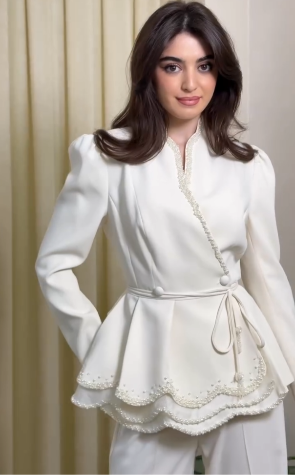 Blazer Feminino Off-White com Pérolas e Cinto Ajustável